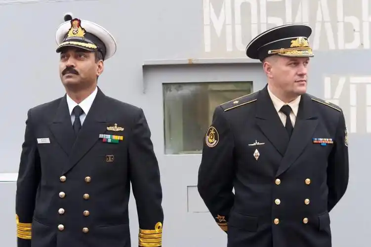 为什么07式海军藏青色常服的军衔是在袖口处而不是在肩章上