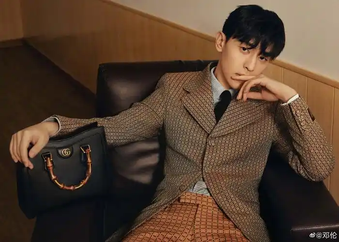 邓伦一身格子西装,复古英伦气息十足,妥妥的民国阔少!