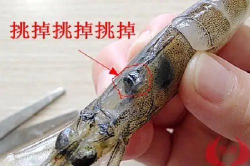 烤虾去除虾沙包和虾线的方法