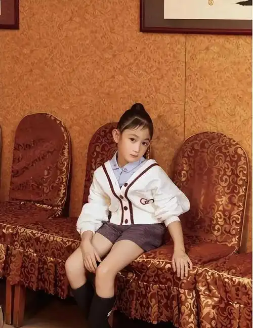 李小鹏一家游迪士尼小奥莉等比例长大五官像爸身材却像妈