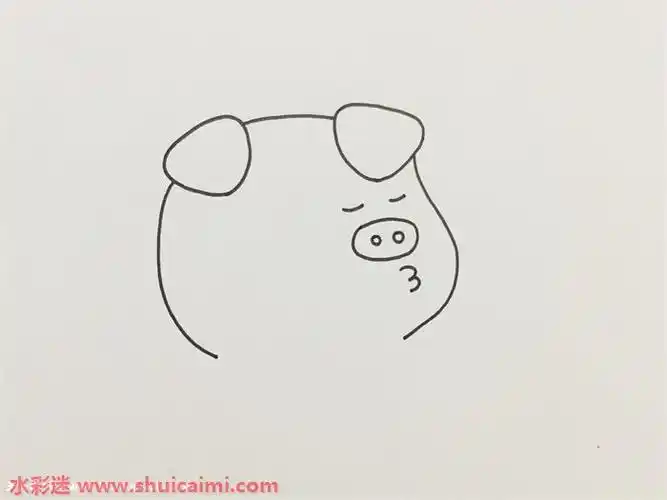 2,接着在面部画出小猪眯成一条线的眼睛后往下画出它的猪鼻子以及嘟着
