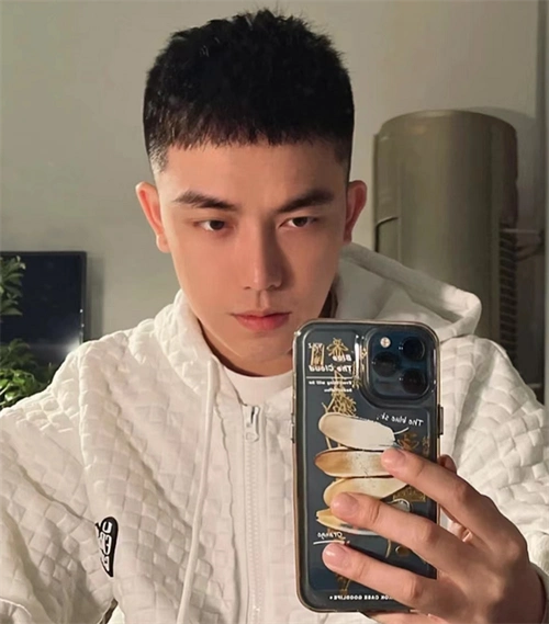 即便是长脸也适合的发型,简约栗子头的剪裁,打理非常非常简单.