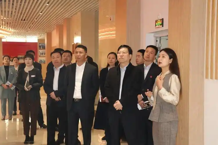 郑州银行申学清行长走进万邦集团深化银企合作展开交流