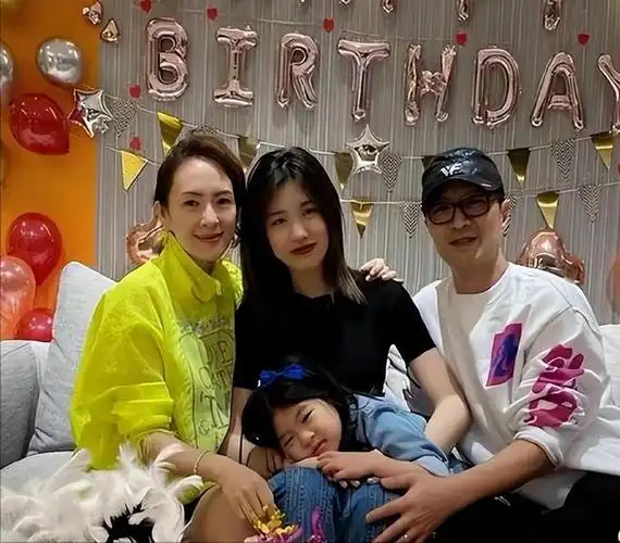 汪峰离婚2个月小苹果突然成这样吊带深v网红脸章子怡呢