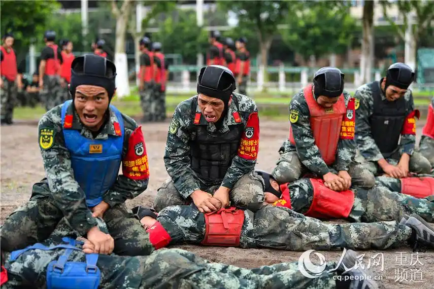 7月22日,武警重庆总队机动支队官兵正在进行擒敌训练.王肸摄