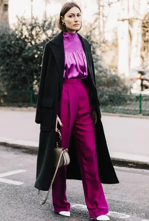 江疏影会穿是出了名的黑色大衣配贝雷帽时尚减龄素颜气质惊艳