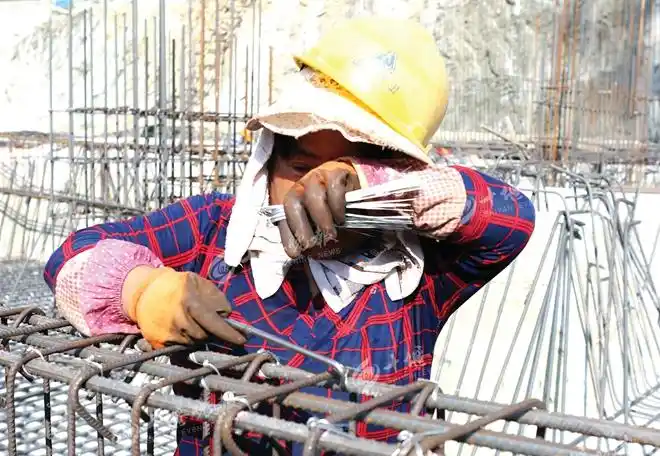 十堰工地上的"女汉子":干活不输男人 每天喝水12斤