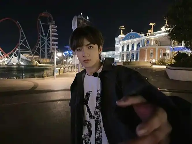 刘耀文女友视角随拍##刘耀文牵手随拍