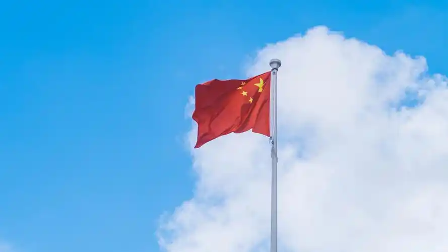 蓝天白云下的五星红旗国庆节壁纸