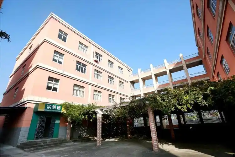 校园环境▲校园航拍图白峰中学校园北依庄山,西临庄水,樟木荫荫,有