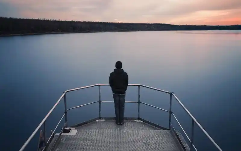 男人孤单的身影图片