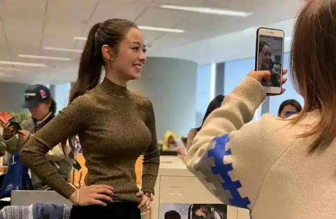 一直不停炫好身材的朗朗妻子吉娜·爱丽丝,被批评上了热搜_于郎朗