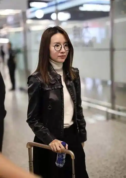 董洁素颜现机场,法令纹明显老10岁,网友:终于和王大治有夫妻相_照片