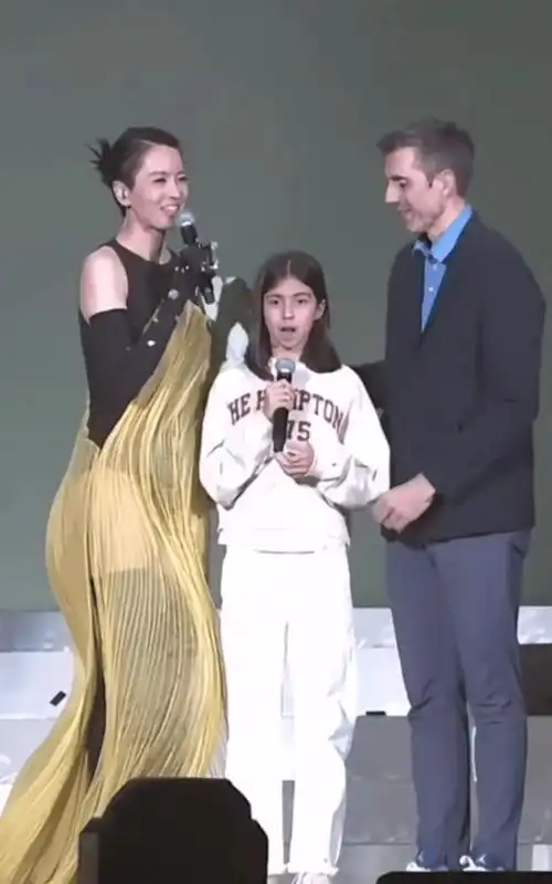 梁咏琪一家三口同框合影,丈夫英俊女儿既高又美,网友称像母亲