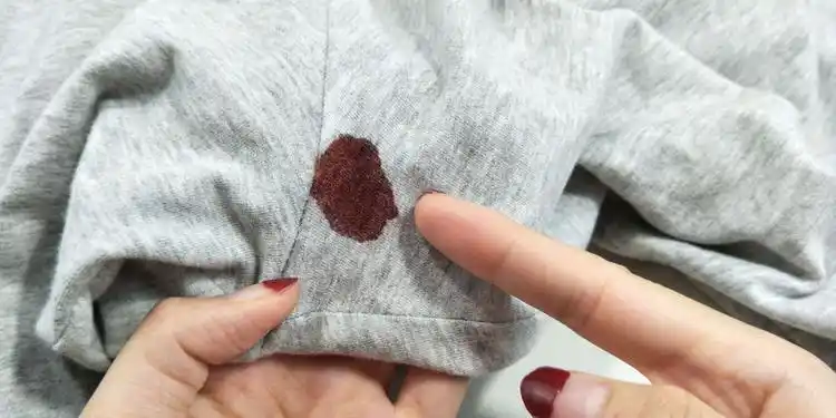 衣服染血干了很难洗?用它轻轻一撮就洗掉,洗的干净还不费力!_网易视频