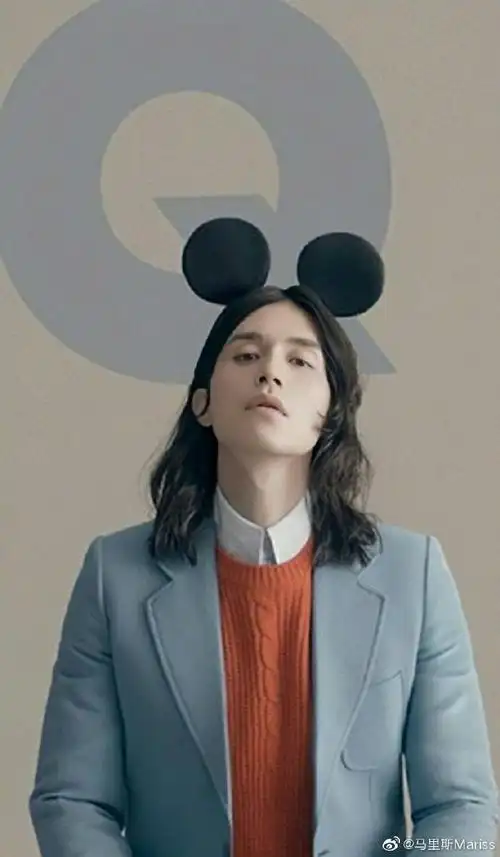 李栋旭《gq》12月刊封面,长卷发 米奇耳朵造型,文艺斯文又可爱满分