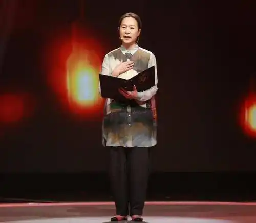 奚美娟越老越有范,小黑裙配"奶奶头"优雅高级,好气质让人羡慕_女性