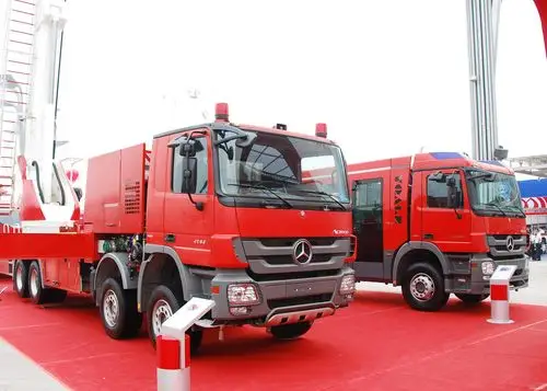 梅赛德斯-奔驰消防车亮相消防设备技术交流