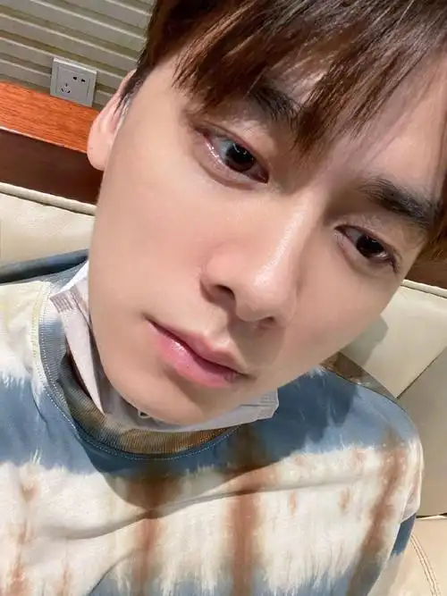 李易峰晒怼脸自拍照素颜状态绝绝子_峰峰