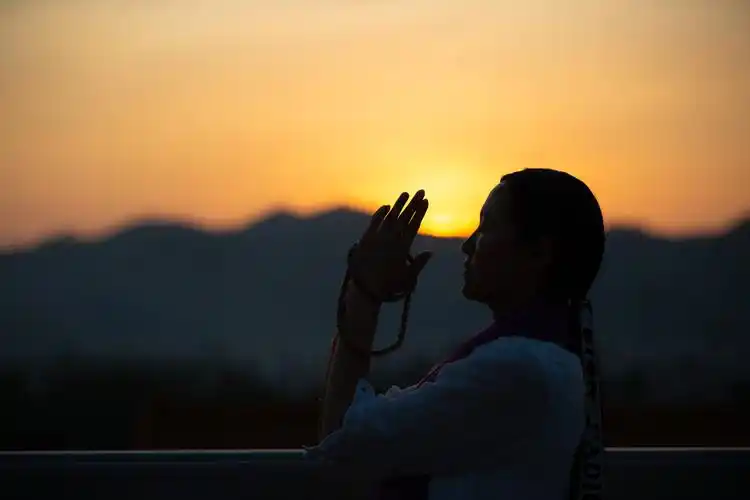 合掌虔诚祈祷恭敬