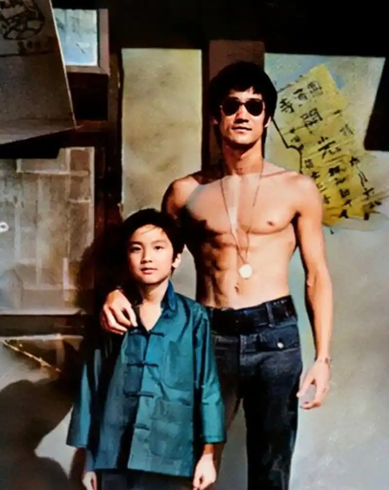 1971年,31岁的李小龙这八块腹肌令无数人羡慕,旁边这位娱乐圈的富家