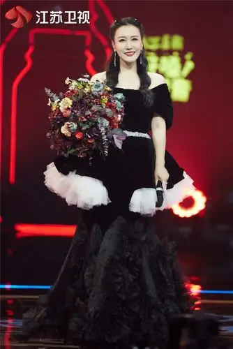 《蒙面唱将猜猜猜》李克勤谭晶王祖蓝周觅惊喜揭面 "花瓶"与"糖"悬念