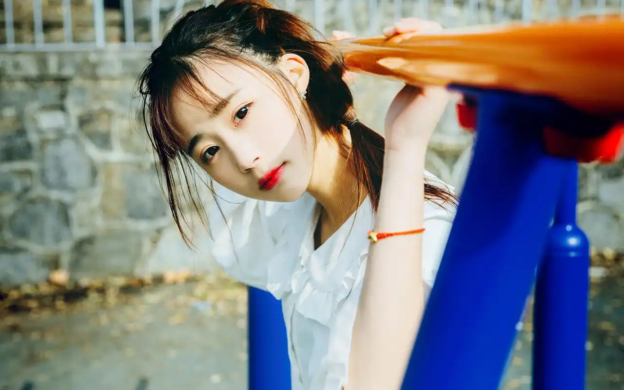 青春活力美少女治愈系写真图片桌面壁纸-美女壁纸-壁纸下载-美桌网