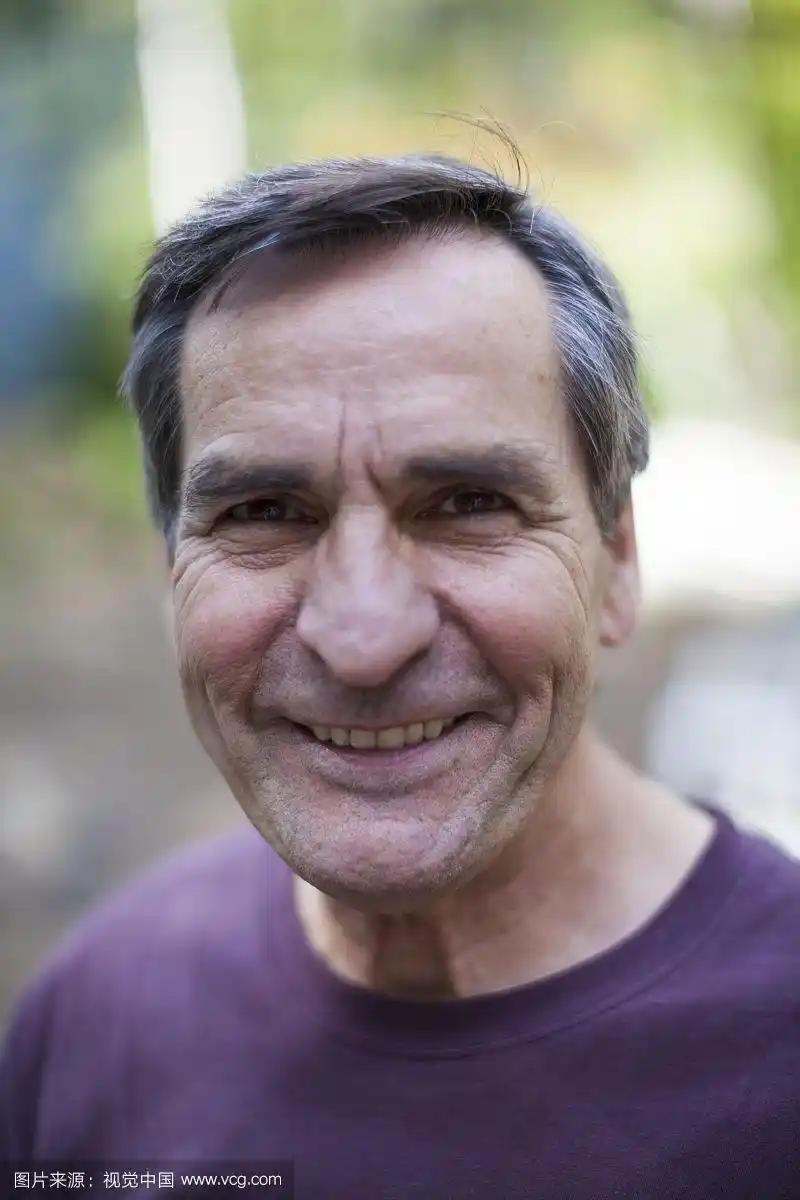 微笑的高级男子的大头照