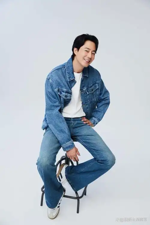 韩国明星,演员赵寅成携电影《走私》回归,自费租电影院并邀请粉丝