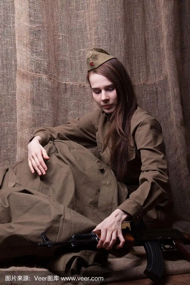 穿着俄罗斯军装的女人.第二阶段是女兵