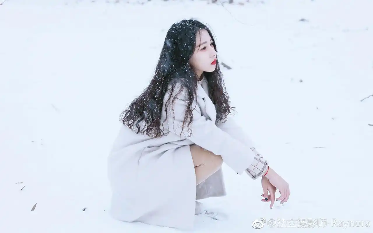 性感长发美女冬日雪中漫步唯美高清壁纸