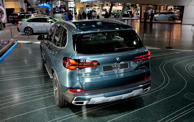 全新一代宝马x5海外到店实车曝光:换装双联屏!比例协调颜值高?