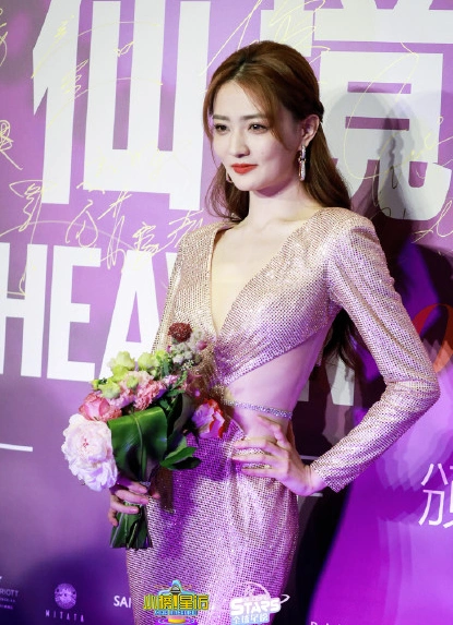 气场全开徐璐穿深v露腰礼服出席活动又甜又性感