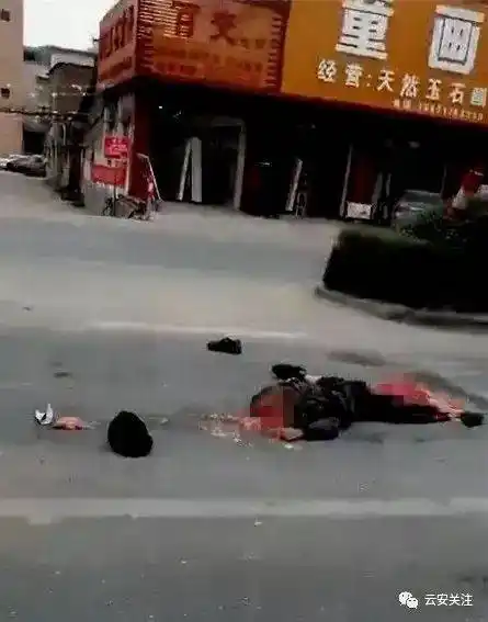 【突发】河口发生严重交通事故,一人惨被碾压成肉酱