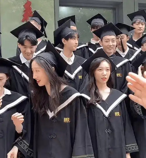 北电毕业季:王俊凯关晓彤周也戴学士帽拍照,青春洋溢万众瞩目_镜头