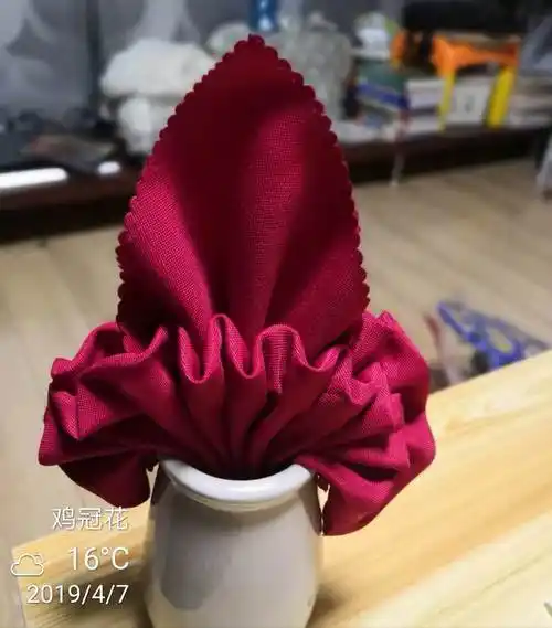 4.餐巾折花放置在杯中高度的1/3处为宜.