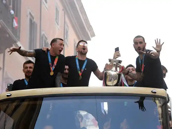 新华社发(阿尔贝托·林格利亚摄)7月12日,意大利队与球迷一起庆祝夺冠