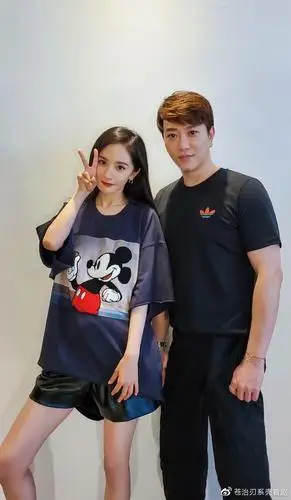 懒理与魏大勋同上热搜杨幂与男友人大方合影比剪刀手心情好