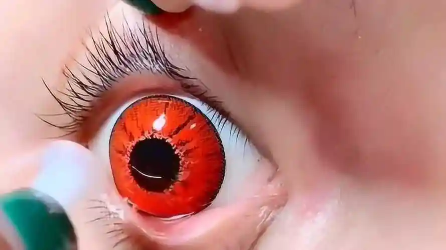 网红为博眼球,非要戴这个红色美瞳,网友:感觉眼睛很痛!