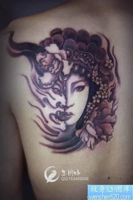 男生后背漂亮时尚的花旦纹身图片