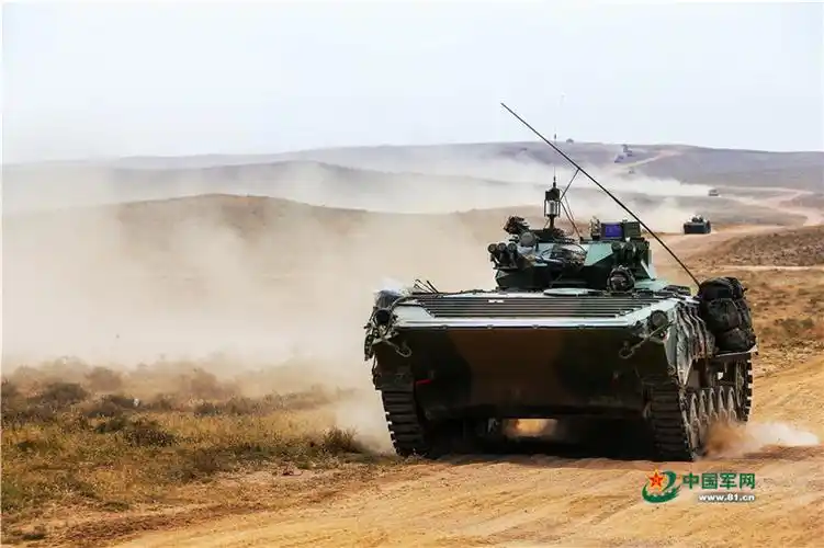 "火力-2017·青铜峡"基地化训练,装甲部队迅速向"敌"前沿机动.