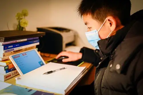 疫情肆虐,停课不停学.一位初中生在家利用pad专注地上网课.