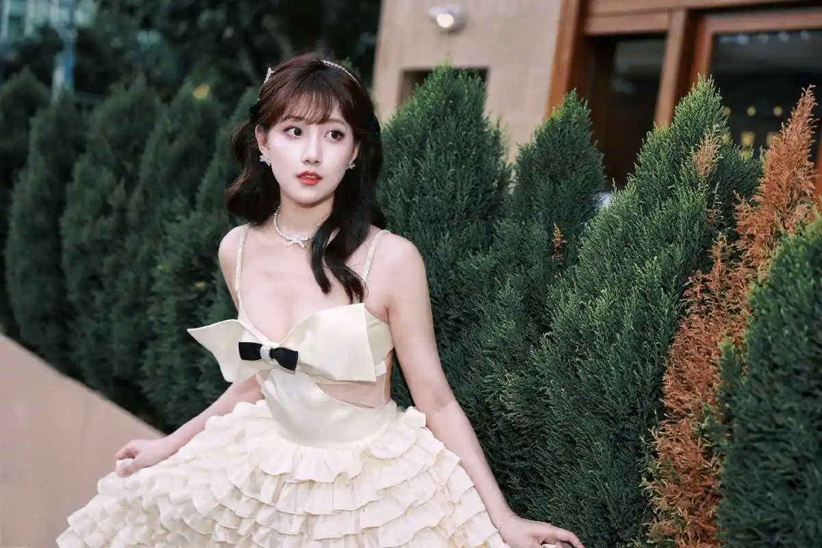 李艺彤甜美风格写真组图