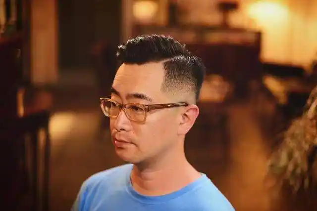 戴眼镜适合什么发型(戴眼镜男生发型这样剪,年龄不是问题,发型产生