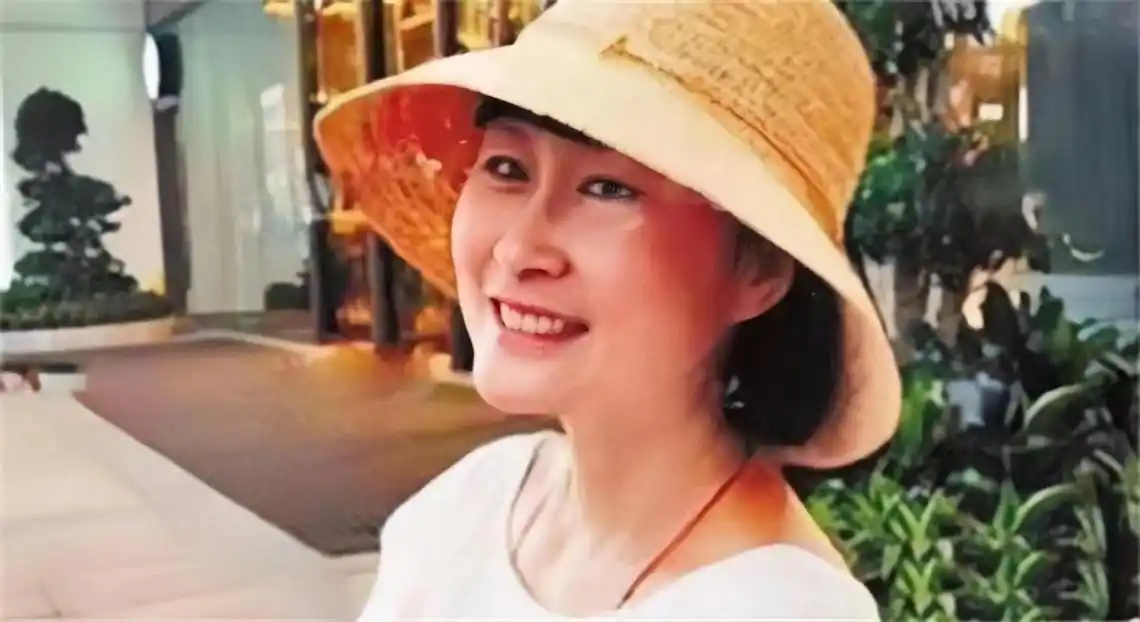 回顾冯小刚前妻张娣23年坚持不嫁全心陪伴女儿今女儿成她骄傲