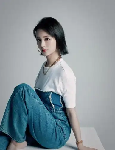 影视美女明星毛林林蓝色牛仔裤搭配短发时尚写真