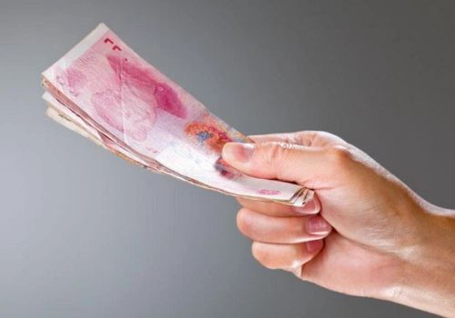 急 求一张手拿800现金的照片 最好是晚上照的