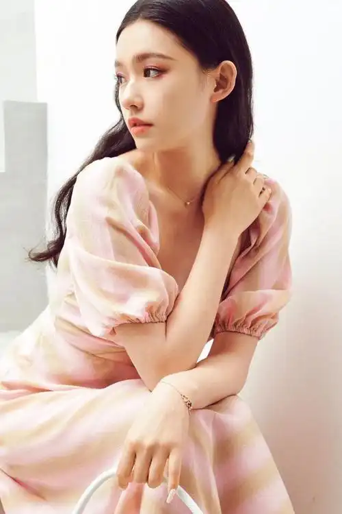 林允最近一组性感长裙照片在网上火了起来.