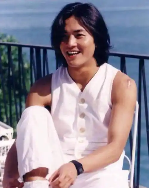 他是古惑仔里的浩南哥,也是"两琪之争"的男主,婚后竟选择丁克_郑伊健