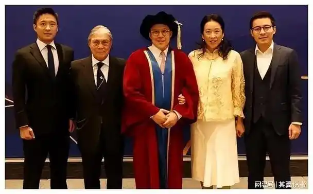 36岁霍启仁求婚成功,游船浪漫跪地,女友感动泪流